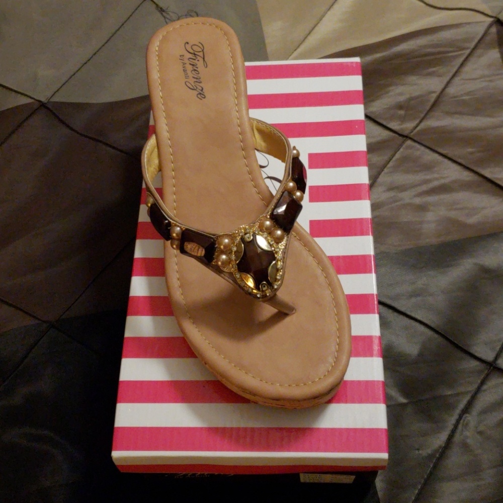 NIB Fivenze by Avanti sandals size 8